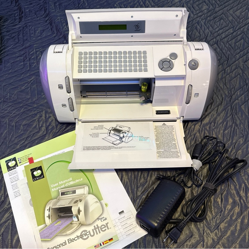 Cricut White Electronic Cutting Machine with Accessories